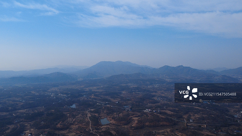 航拍郊外的山脉村庄自然风光：湖北省大悟县大悟山图片素材