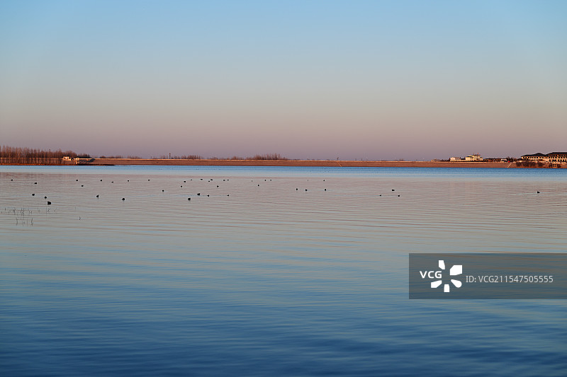 傍晚的金黄色鹤鸣湖，鹤壁，河南图片素材