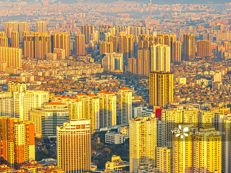 君悦华庭 金平区龙星城 密集的建筑 汕头城市天际线 都市丛林日出金色光辉 浮光跃金潮汕街巷苏醒图片素材