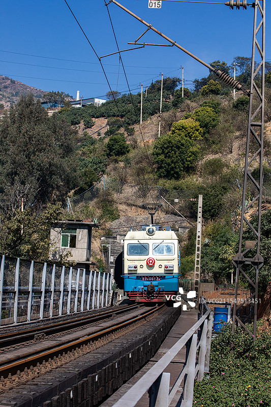 成昆铁路线上行驶的老式电气机车图片素材