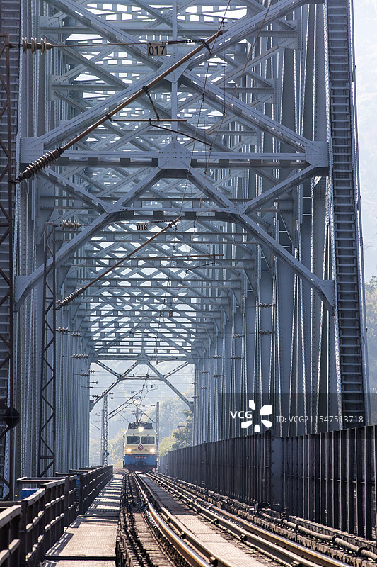 火车行驶在四川攀枝花金沙江三堆子大桥上图片素材