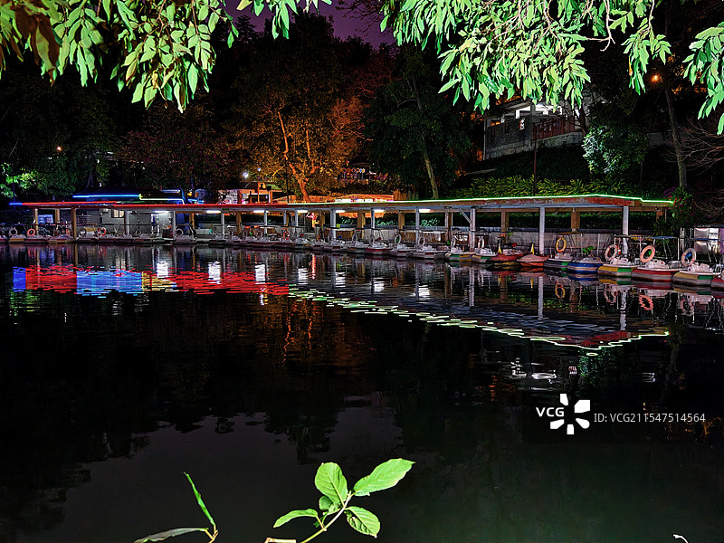 越秀公园的燈光秀照亮了湖边长廊图片素材