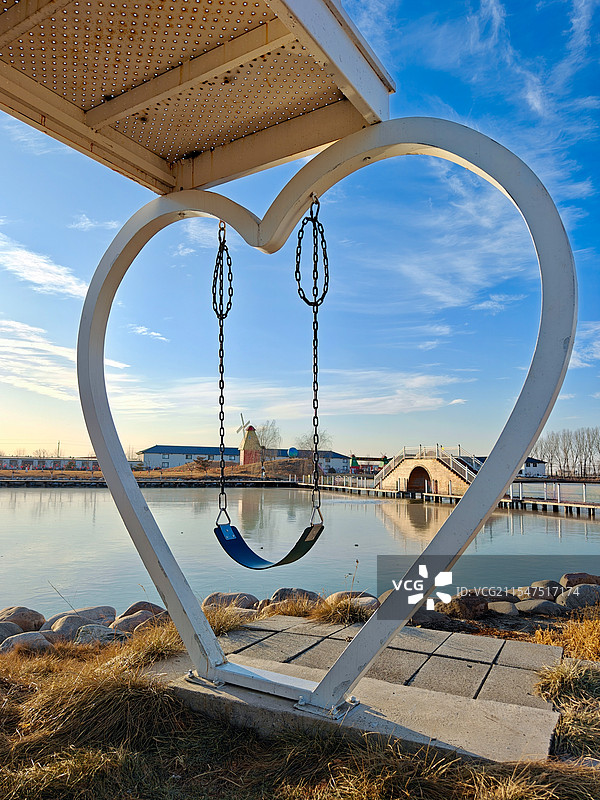 唐山金葫芦乐园的爱心秋千图片素材