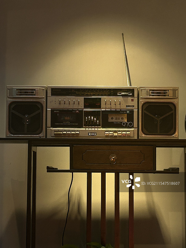 复古环境灯光下的收音机图片素材