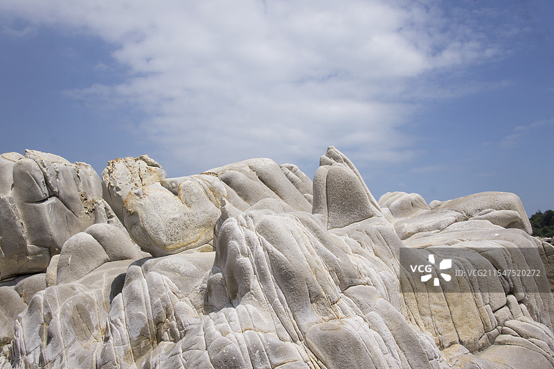 广东揭阳惠来县靖海客鸟尾滨海旅游风景区海边独特的礁石图片素材