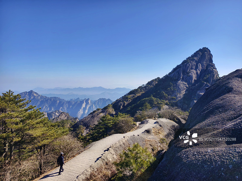 黄山一角与独行者图片素材