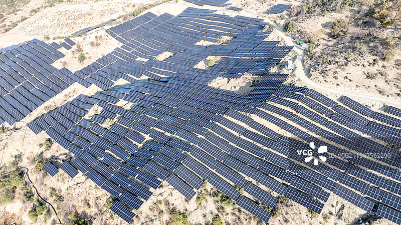 云南丽江永胜县山坡上的大量太阳能光伏板图片素材