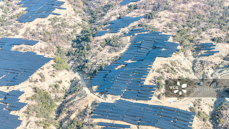 云南丽江永胜县山坡上的大量太阳能光伏板图片素材