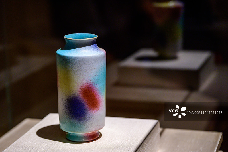 清代乾隆时期桃花洞釉灯笼瓶，国家博物馆：乙巳蛇年新春文化展图片素材