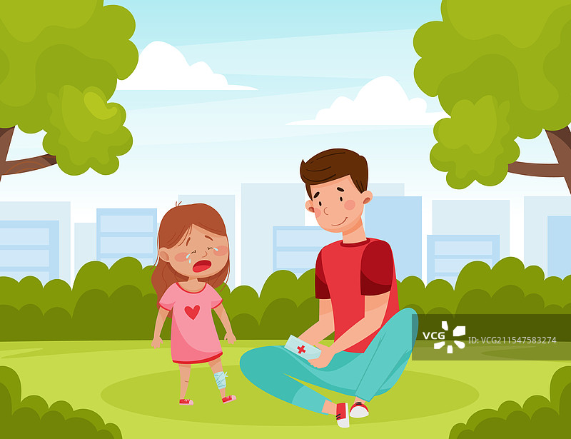 哭泣的女孩坐在草坪上，腿受伤，身边有她的爸爸。图片素材