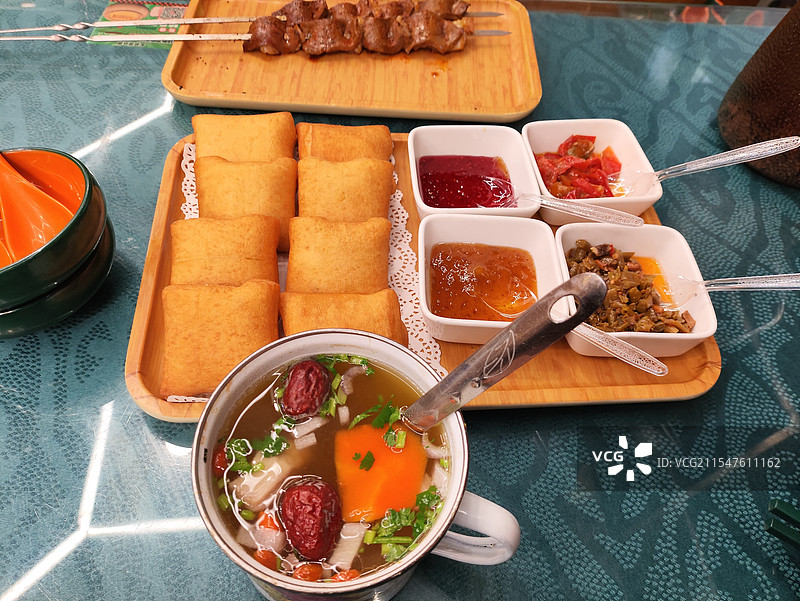 新疆美食包尔萨克缸子肉油包肝图片素材