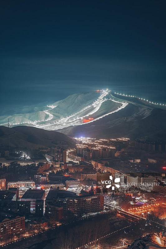 阿勒泰将军山滑雪场夜景图片素材