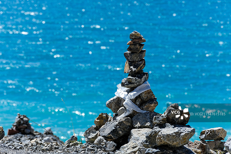 圣湖旁的玛尼堆图片素材
