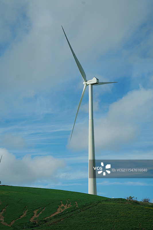 草原上的风轮机图片素材