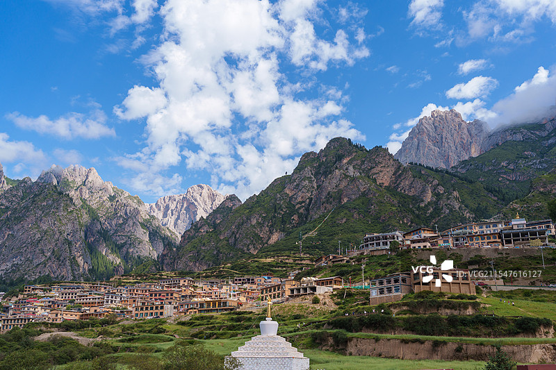 蓝天白云下的扎尕那建筑群图片素材