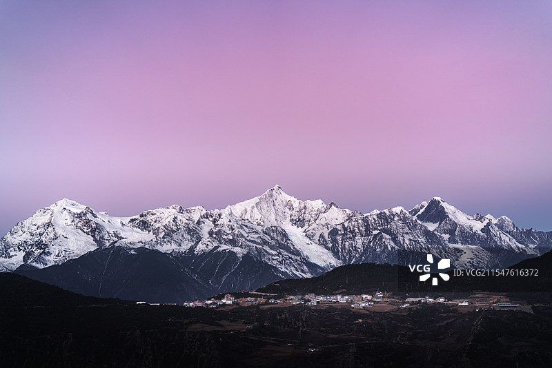 粉色天空下的梅里雪山图片素材