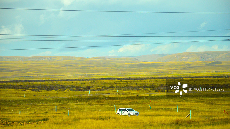 行驶在高原图片素材