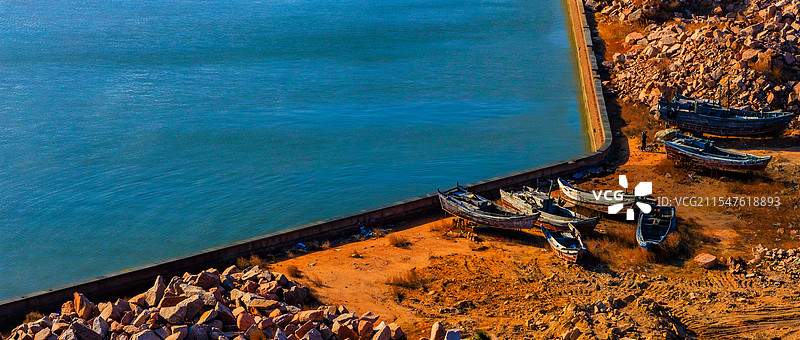 岸上的舢板。等待它们的是再一次的扬帆起航还是拆解呢？图片素材