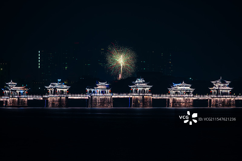全国重点文物保护单位广东潮州广济桥夜景，灯光照亮古桥，春节烟花作为点缀图片素材