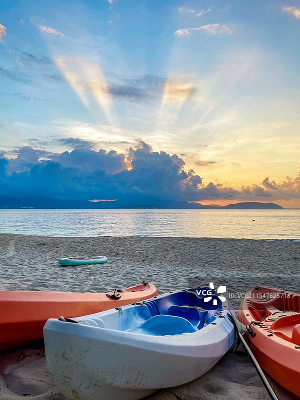 宁静的海滩清晨图片素材