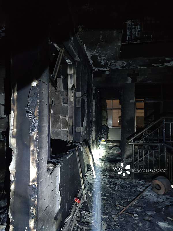 大火燃烧后的居民楼图片素材