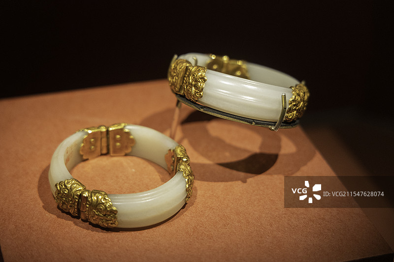 镶金白玉臂环图片素材