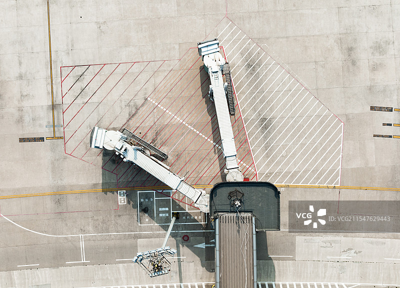正上方视角鸟瞰机场登机廊桥图片素材