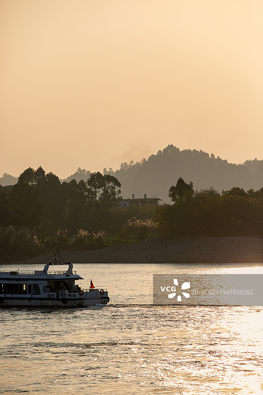 夕阳下的岷江旅游观光船图片素材