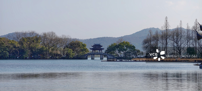 远眺玉带桥-玉带桥位于杭州西湖曲院风荷景区，是清代西湖十八景之一，也是西湖的标志性景观。图片素材