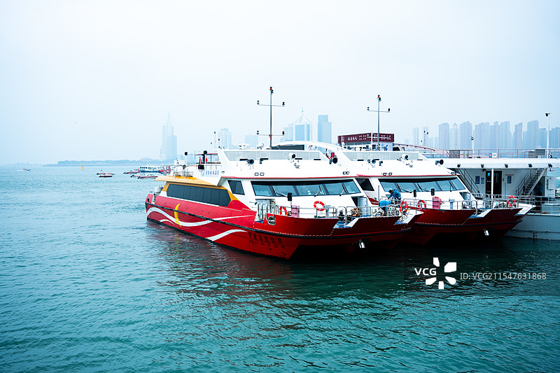 停在海面的船图片素材