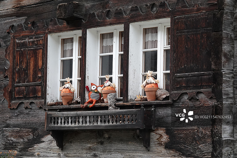 窗边玩偶图片素材