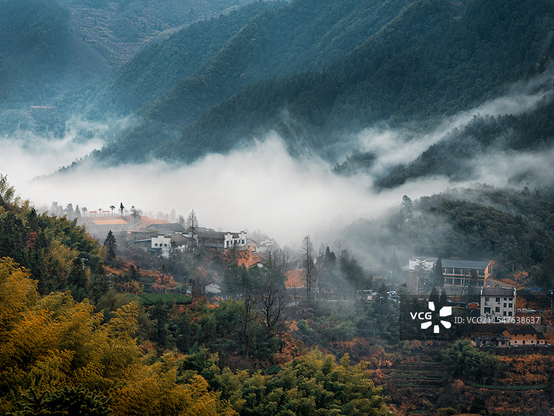 雾色山庄图片素材