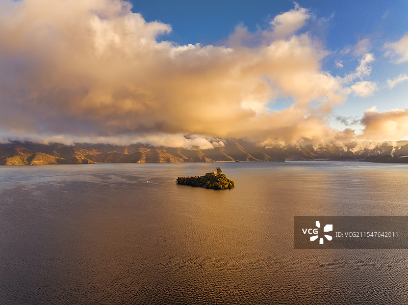 泸沽湖洛克岛日出晨雾航怕图片素材