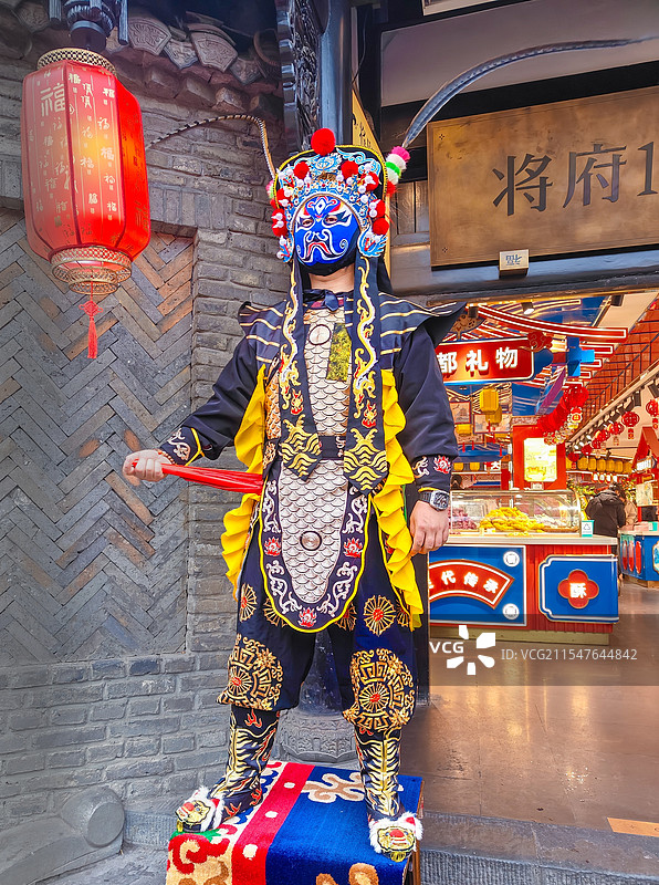 商铺前变脸艺人图片素材