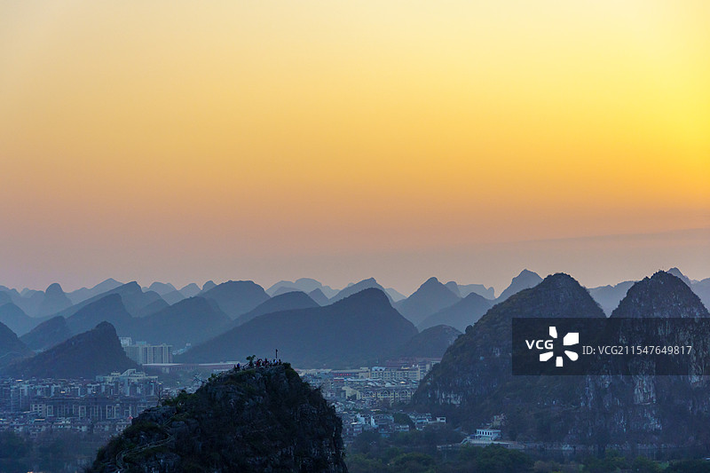桂林市穿山顶群山风光图片素材