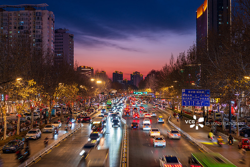 城市晚霞，车水马龙图片素材