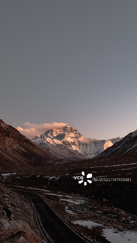 西藏珠穆朗玛峰日照金山图片素材