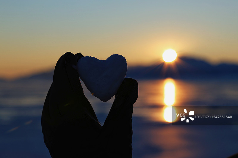 赛里木湖日落时分的冬日恋歌图片素材