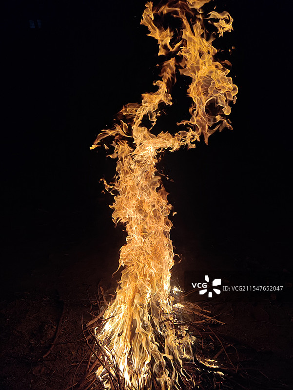 又燃了一次，又过了一年。图片素材