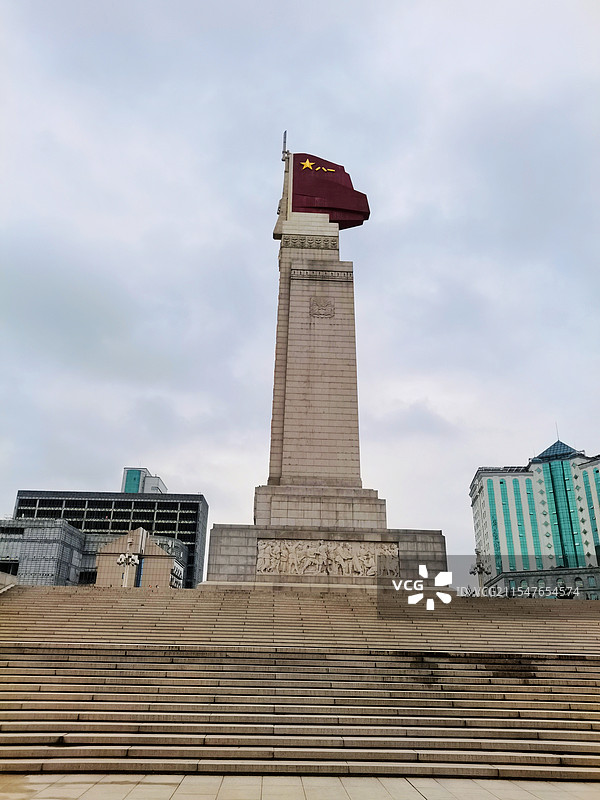 八一南昌起义纪念塔位于八一广场中心，是广场中的标志性建筑图片素材