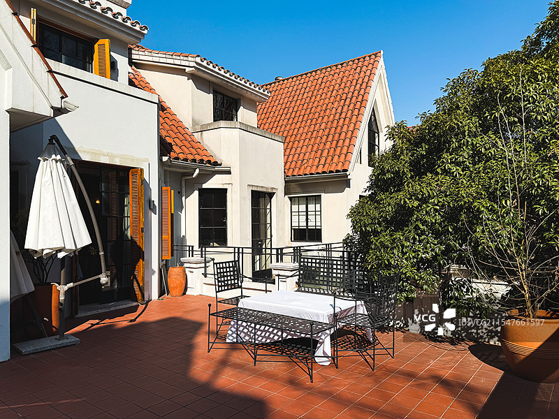 上海老洋房别墅露台上的餐桌图片素材