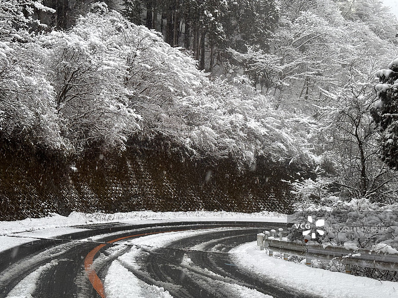 大雪后的道路银装素裹图片素材