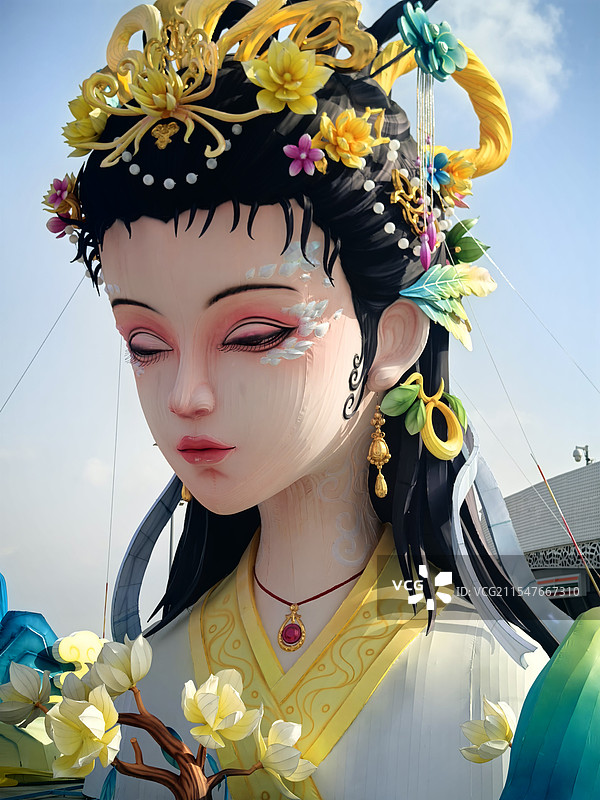 巨大半身白蛇雕像图片素材