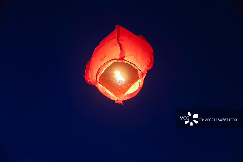 新年放飞孔明灯图片素材