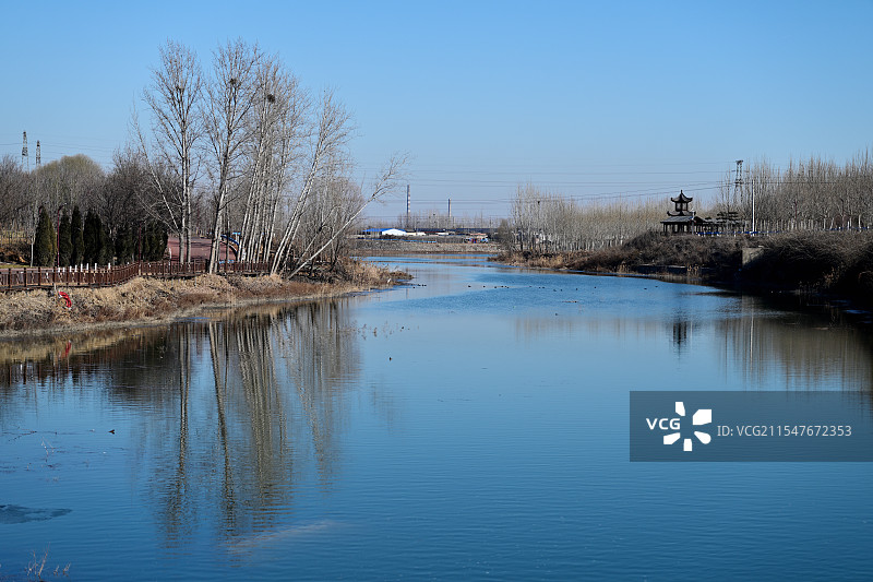 冬日汤河边上的树枝和亭子，河南安阳汤阴，2025年1月图片素材