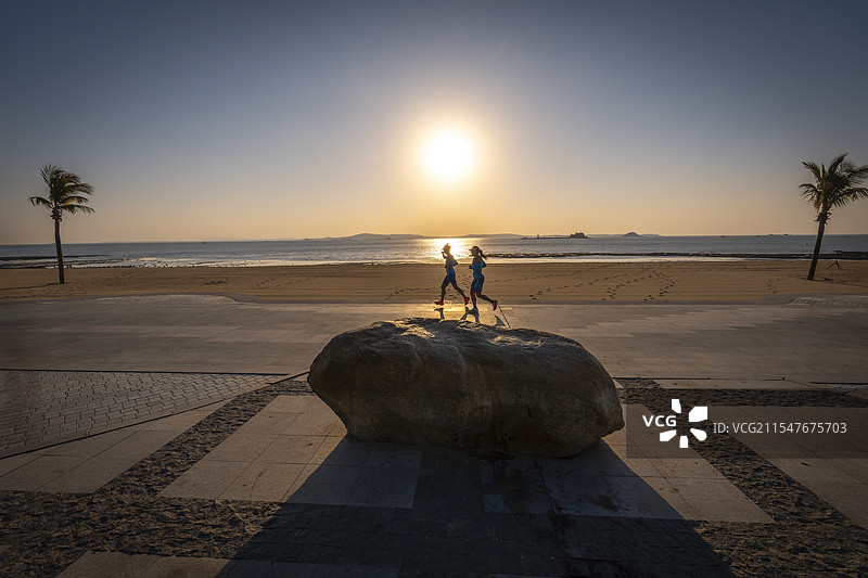 厦门海边跑步的人图片素材