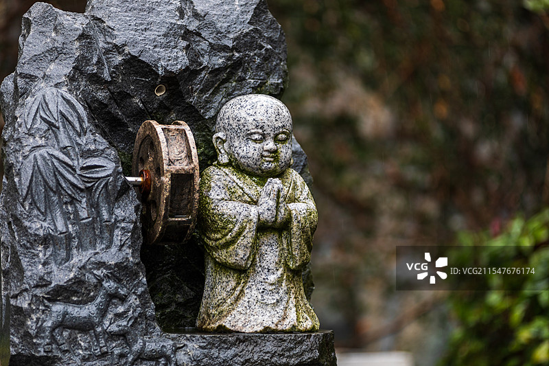 安徽天柱山三祖寺石像小和尚图片素材