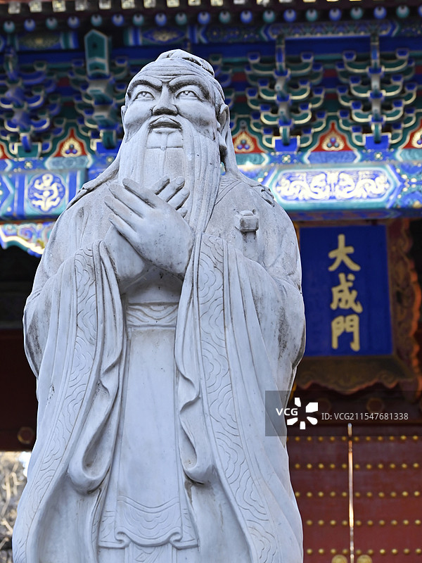 北京孔庙大成门前孔子像图片素材