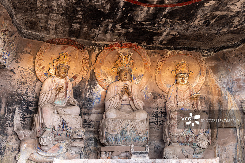 安岳石窟 宋代 华岩洞 阳光光影下的华严三圣图片素材