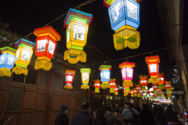 夜色中的周村古商城花灯会图片素材